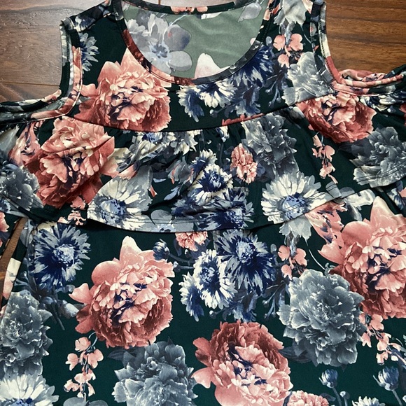 NWOT Floral cold shoulder top in size M - Picture 2 of 5